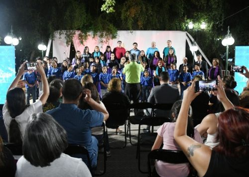 Villancicos de Navidad en la Plaza de Armas convocó a las familias andinas